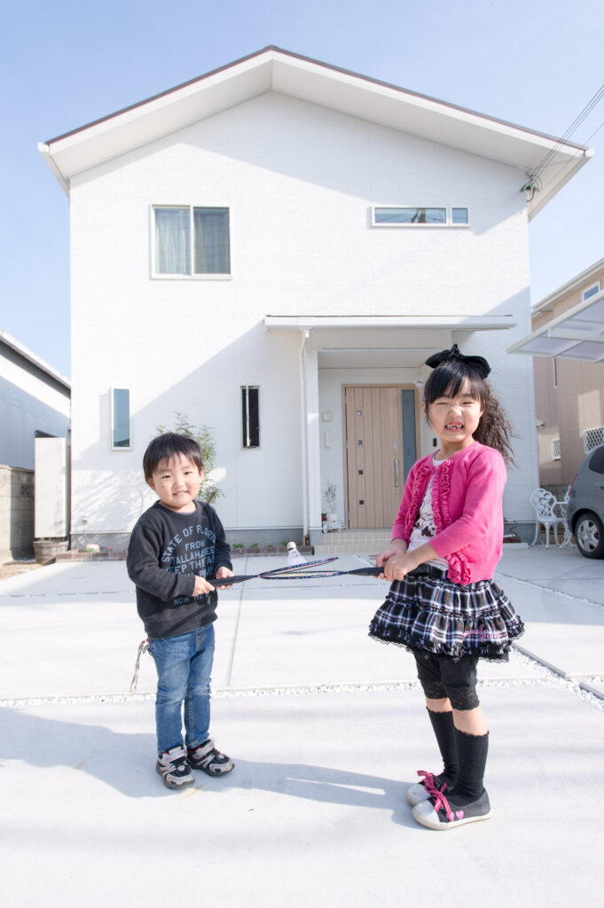 家の前で姉弟で仲良く遊ぶ