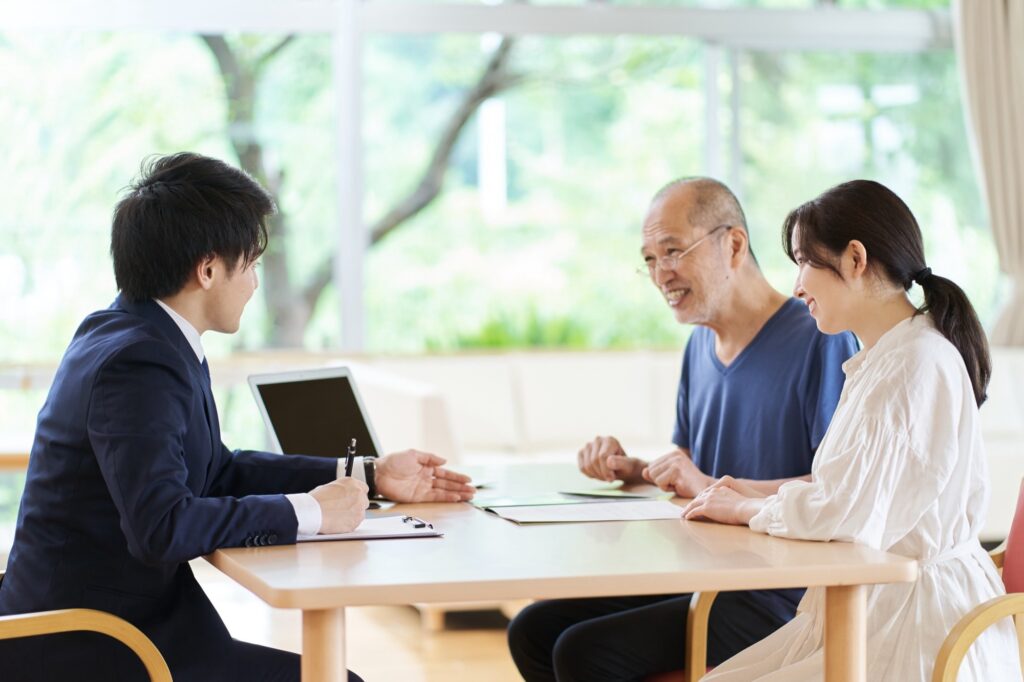 打合せをしている夫婦