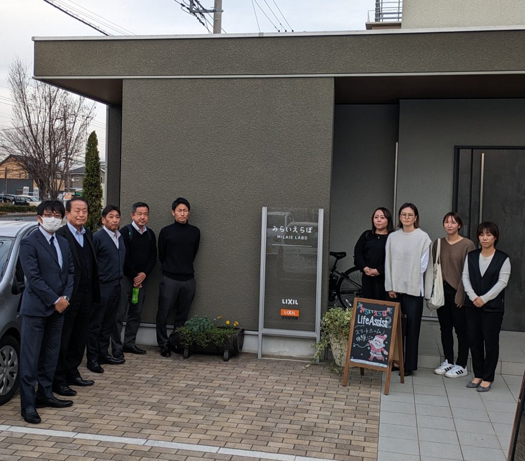 エースホーム太田店株式会社白石建設未来ラボ見学社員集合写真