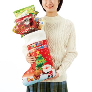 クリスマスソックスのお菓子を持つ女性