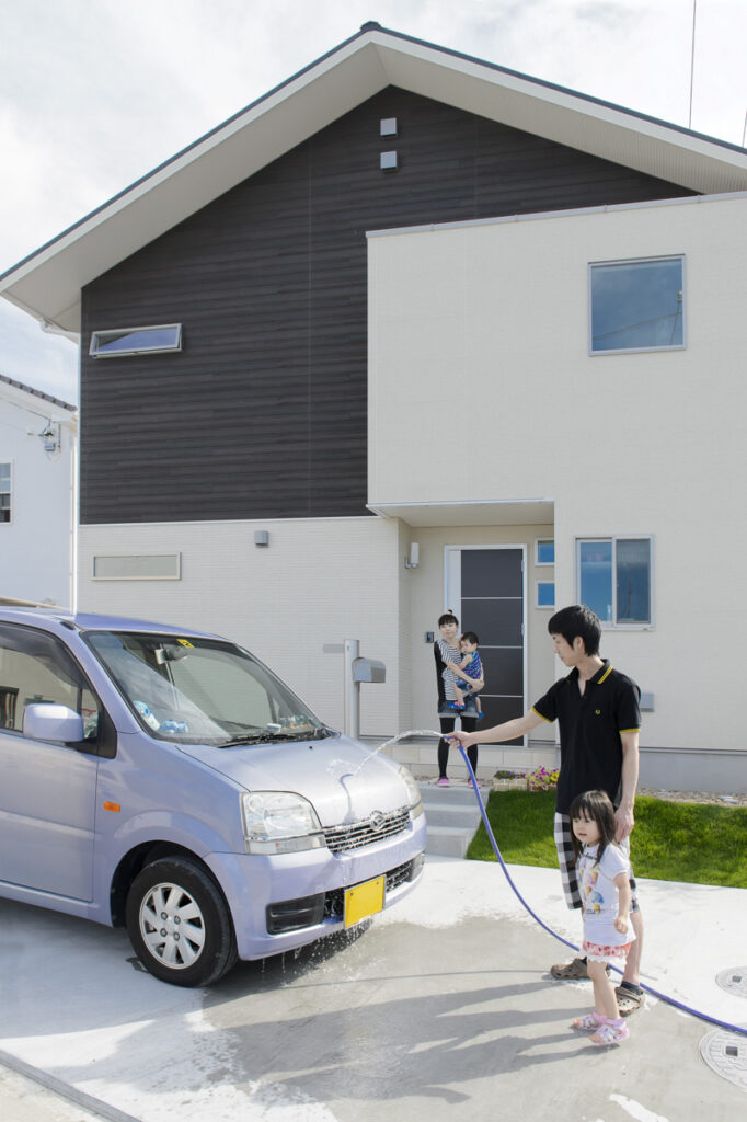 外水栓完備の広々駐車スペース＆芝生のお庭