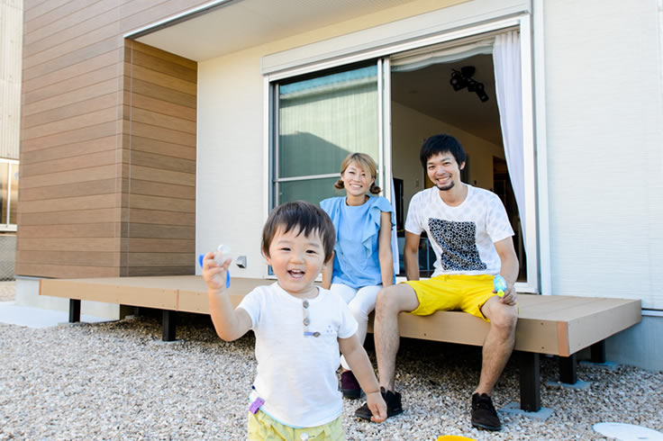 室内とお庭との距離が近く、お子さまが元気に遊ぶ様子を室内から見守ることができるリビングから繋がるウッドデッキ