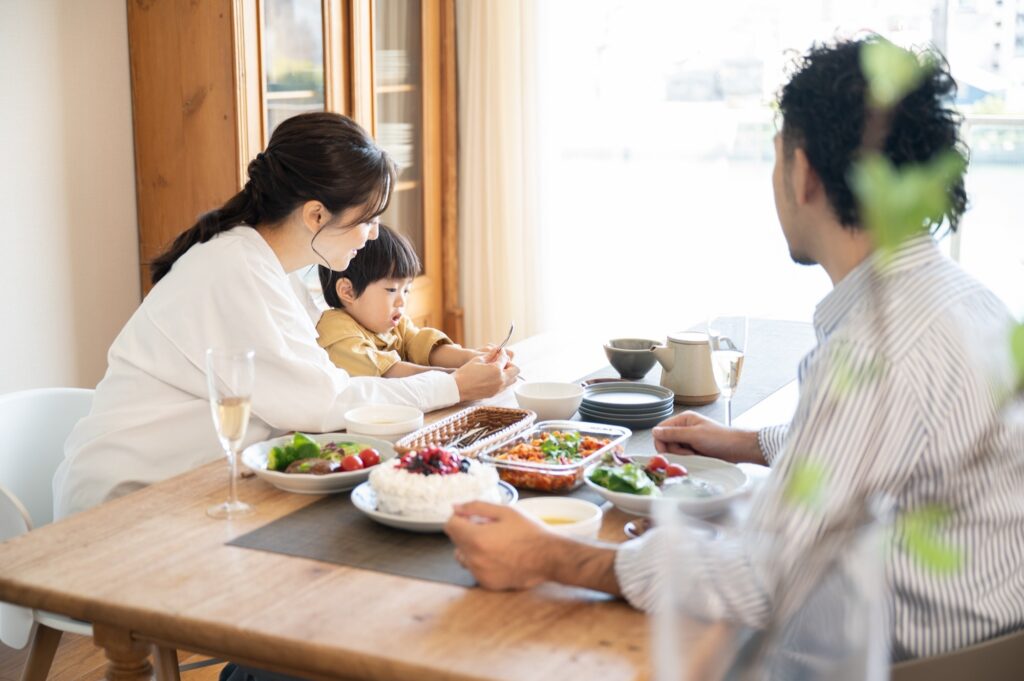 食事をする家族