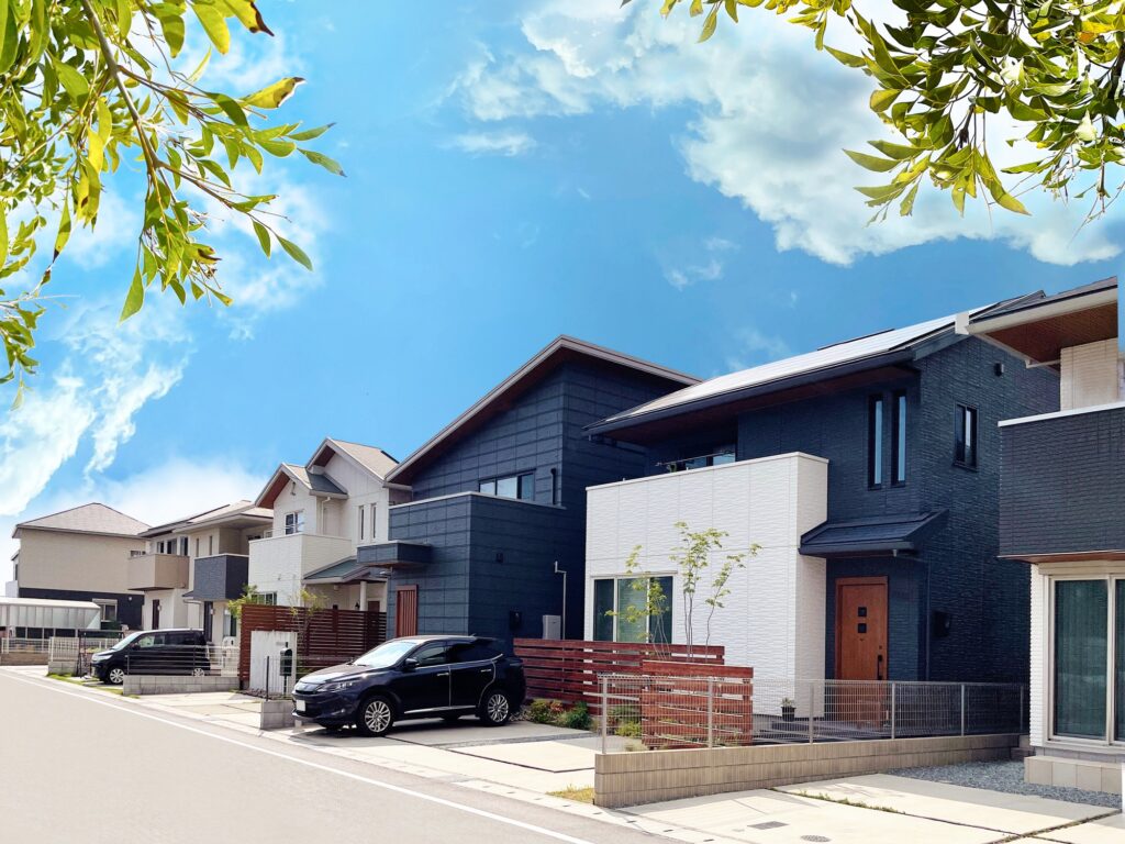 初夏の新緑芽生える新築住宅分譲地