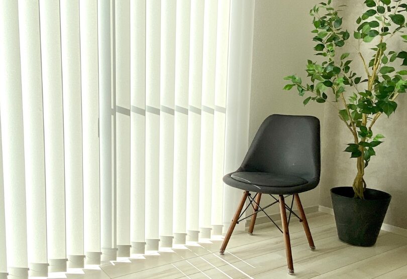 家族にぴったりなのはどっち？バーチカルブラインドとカーテンを比べてみました