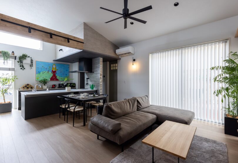 家族にぴったりなのはどっち？バーチカルブラインドとカーテンを比べてみました