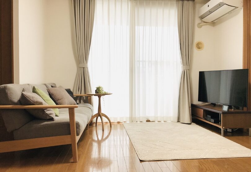 家族にぴったりなのはどっち？バーチカルブラインドとカーテンを比べてみました